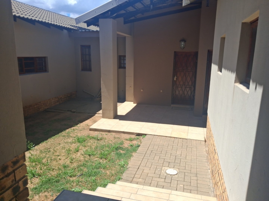 To Let 3 Bedroom Property for Rent in Hillside Free State